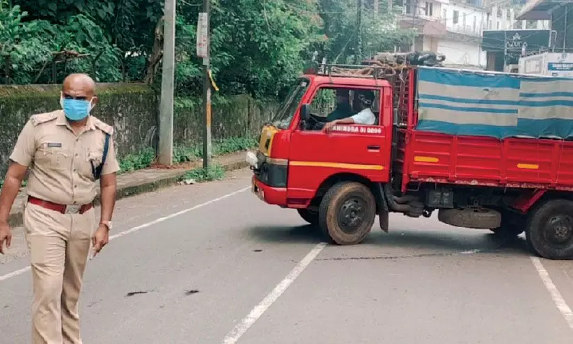 ലോക്ഡൗണിൽ കുടുംബവുമായി വിരുന്നിന്, പണി കൊടുത്ത് പൊലീസ് ലോക്ഡൗണിൽ കുടുംബവുമായി വിരുന്നിന്, പണി കൊടുത്ത് പൊലീസ്
