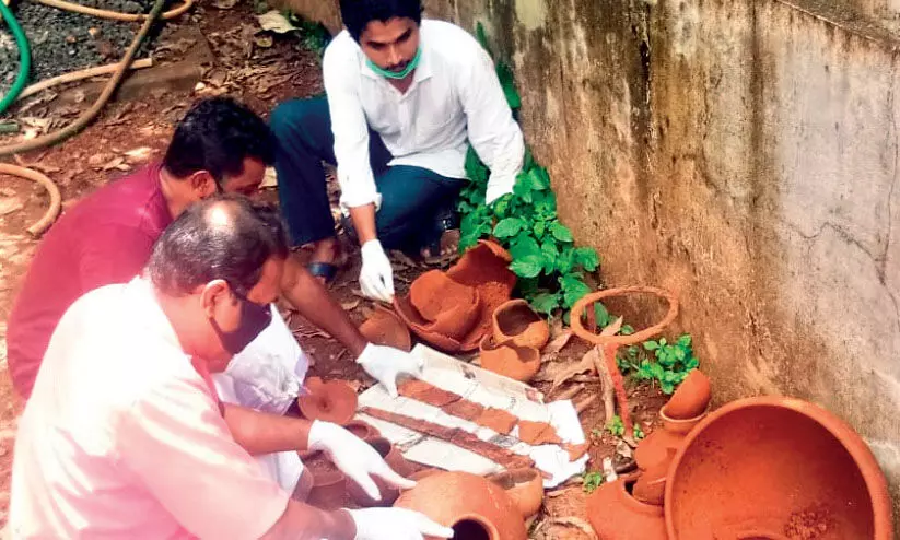 മഹാശില കാലത്തെ ചെങ്കൽ അറയും ആയുധങ്ങളും കെണ്ടത്തി മഹാശില കാലത്തെ ചെങ്കൽ അറയും ആയുധങ്ങളും കെണ്ടത്തി