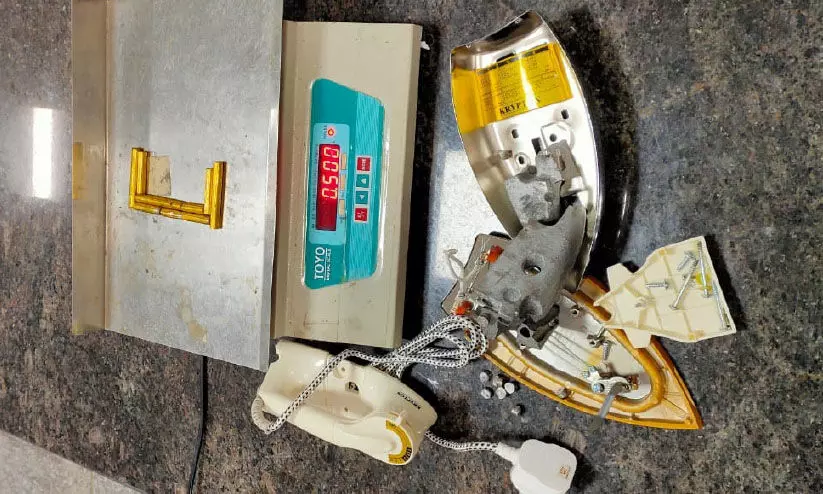 കരിപ്പൂരിൽ 24 ലക്ഷത്തിെൻറ സ്വർണം പിടിച്ചു കരിപ്പൂരിൽ 24 ലക്ഷത്തിെൻറ സ്വർണം പിടിച്ചു