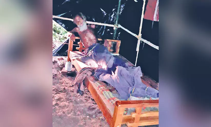 സ​മ്പ​ർ​ക്ക​പ​ട്ടി​ക​യി​ൽ ഉ​ൾ​പ്പെ​ട്ട വ​യോ​ധി​ക​ൻ ദു​രി​ത​ത്തി​ൽ