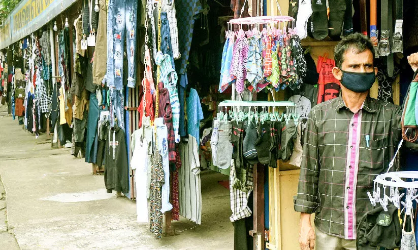 പൊന്നോണത്തിൽ കണ്ണുംനട്ട് പുത്തനുടുപ്പുകൾ