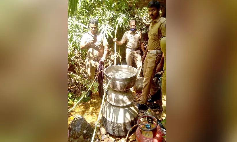 കിഴക്കൻ വനമേഖലയിൽ വാറ്റുകേന്ദ്രങ്ങൾ സജീവമാകുന്നു കിഴക്കൻ വനമേഖലയിൽ വാറ്റുകേന്ദ്രങ്ങൾ സജീവമാകുന്നു