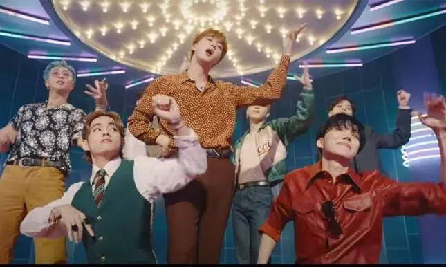 ഹിറ്റ് ചാർട്ടിൽ പൊട്ടിത്തെറിച്ച് ഡൈനാമൈറ്റ്- യൂട്യൂബിൽ ഇതുവരെ കണ്ടത് 19 കോടിയിലേറെ പേർ ഹിറ്റ് ചാർട്ടിൽ പൊട്ടിത്തെറിച്ച് ഡൈനാമൈറ്റ്- യൂട്യൂബിൽ ഇതുവരെ കണ്ടത് 19 കോടിയിലേറെ പേർ