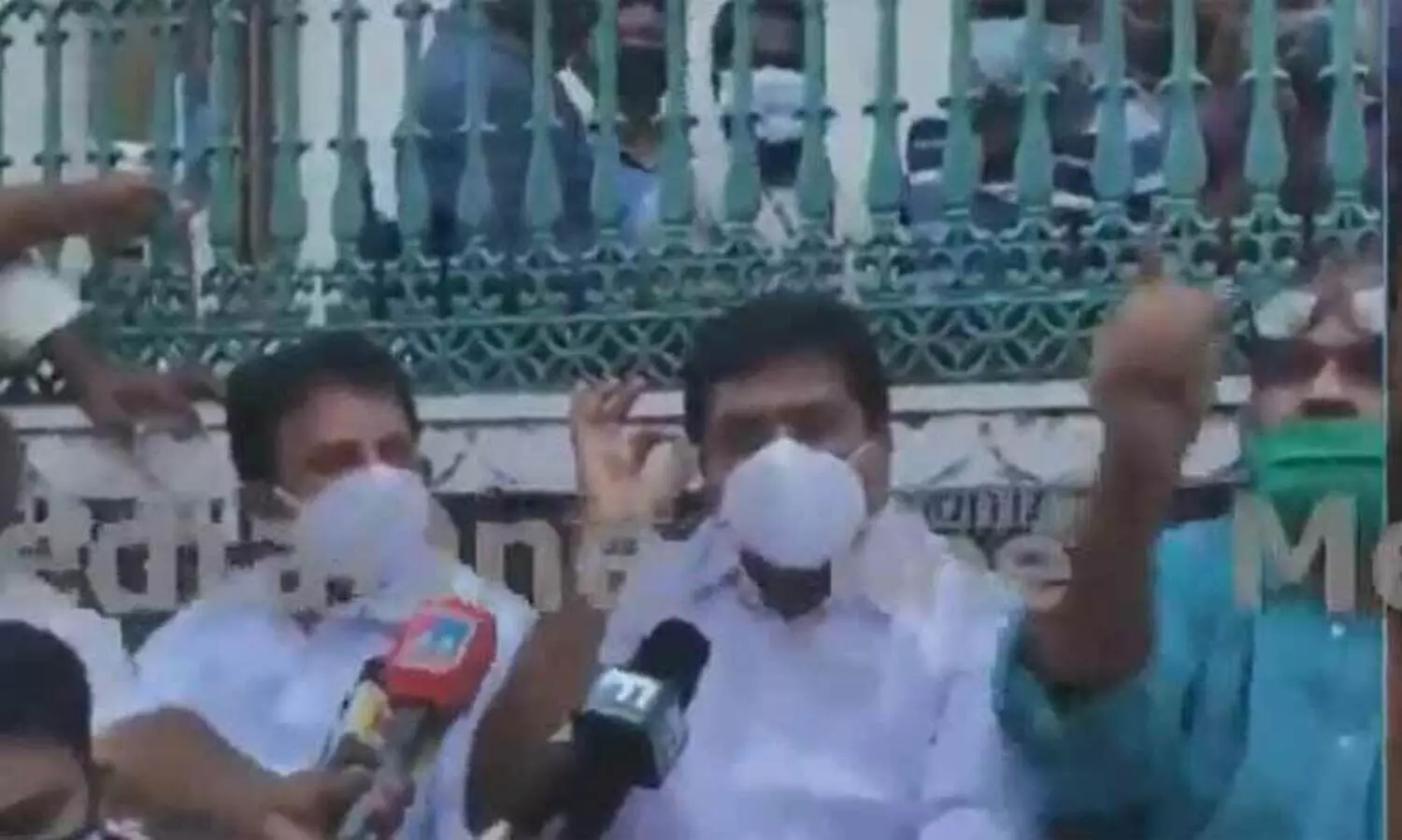 തീപിടിത്തം: മാധ്യമങ്ങളെയും നേതാക്കളെയും പുറത്താക്കി; സെക്രട്ടറിയേറ്റിന് മുന്നിൽ സംഘർഷാവസ്​ഥ