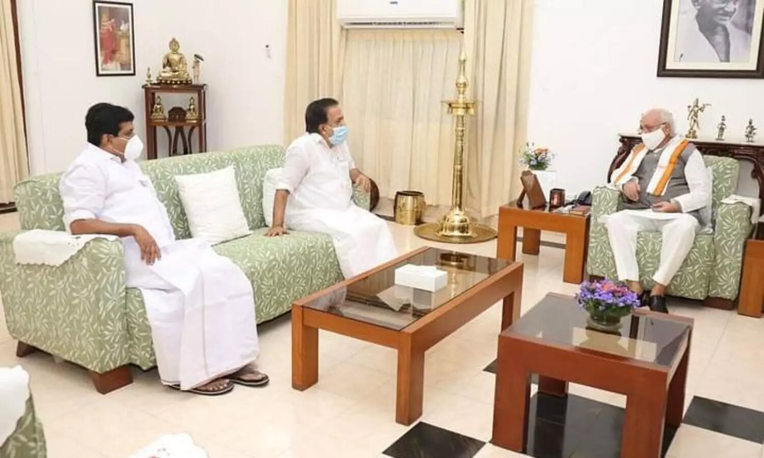 സെക്രട്ടറിയറ്റിലെ തീപിടിത്തം; പ്രതിപക്ഷം ഗവർണറെ കണ്ടു, നാളെ രേഖാമൂലം പരാതി നൽകും