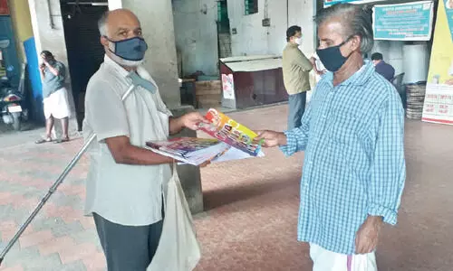 വിശേഷാൽ പതിപ്പുകളുമായി അതിജീവനത്തിനായി വടിയിലൂന്നി ഫസലു വിശേഷാൽ പതിപ്പുകളുമായി അതിജീവനത്തിനായി വടിയിലൂന്നി ഫസലു