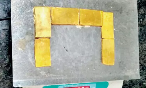 കരിപ്പൂരിൽ സ്വർണവും സിഗററ്റും പിടികൂടി