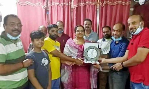 സ​രി​ത ഉ​ദ​യ​ഭാ​നു​വി​ന് യാ​ത്ര​യ​യ​പ്പ് ന​ൽ​കി