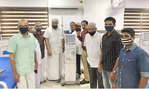 ത​ണ​ൽ ഉ​ള്ള്യേ​രി​ക്ക്​ ഡ​യാ​ലി​സി​സ്​ മെ​ഷീ​ൻ കൈ​മാ​റി