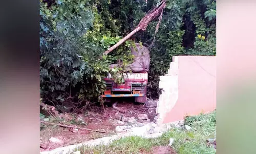 നിയന്ത്രണം വിട്ട ലോറി ക്ഷേത്ര മതിൽക്കെട്ട് തകർത്തു; ആളപായമില്ല