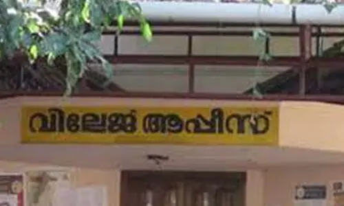 വി​ല്ലേ​ജ് ഒാ​ഫി​സു​ക​ൾ മാ​റ്റി ന​ട്ടം​തി​രി​ഞ്ഞ് നാ​ട്ടു​കാ​ർ