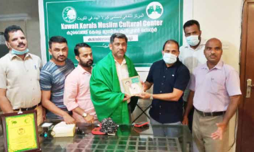 അ​ഷ്​​റ​ഫ്​ തൃ​ക്ക​രി​പ്പൂ​രി​ന്​ യാ​ത്ര​യ​യ​പ്പ്​ ന​ൽ​കി