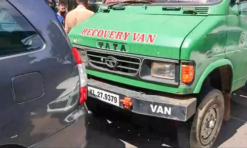 നടുറോഡിൽ കാർ തടഞ്ഞ് ഗുണ്ടാവിളയാട്ടം നടുറോഡിൽ കാർ തടഞ്ഞ് ഗുണ്ടാവിളയാട്ടം