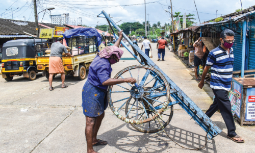 ശക്തൻ പച്ചക്കറി മാർക്കറ്റിൽ വ്യാപാരം തുടങ്ങി; ഉ​പ​ഭോ​ക്താ​ക്ക​ൾ​ക്കും വ്യാ​പാ​രി​ക​ൾ​ക്കും നി​യ​ന്ത്ര​ണം
