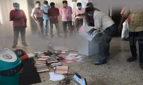 സെക്രട്ടറിയേറ്റിൽ തീപിടിത്തം; ഫയലുകൾ കത്തി നശിച്ചു, സംഘർഷാവസ്​ഥ