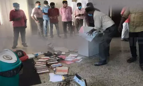 സെക്രട്ടറിയേറ്റിൽ തീപിടിത്തം; ഫയലുകൾ കത്തി നശിച്ചു, സംഘർഷാവസ്​ഥ