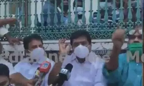 തീപിടിത്തം: മാധ്യമങ്ങളെയും നേതാക്കളെയും പുറത്താക്കി; സെക്രട്ടറിയേറ്റിന് മുന്നിൽ സംഘർഷാവസ്ഥ തീപിടിത്തം: മാധ്യമങ്ങളെയും നേതാക്കളെയും പുറത്താക്കി; സെക്രട്ടറിയേറ്റിന് മുന്നിൽ സംഘർഷാവസ്ഥ