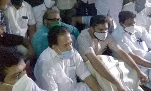 തീപിടിത്തത്തിന് പിന്നാലെ പ്രതിഷേധം, അറസ്റ്റ്; സംഘർഷ ഭൂമിയായി സെക്രട്ടറിയേറ്റ് തീപിടിത്തത്തിന് പിന്നാലെ പ്രതിഷേധം, അറസ്റ്റ്; സംഘർഷ ഭൂമിയായി സെക്രട്ടറിയേറ്റ്