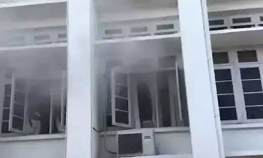 തീപിടിച്ചത് അടച്ചിട്ട ഓഫിസിൽ; ജീവനക്കാർ വന്നതെന്തിന്? തീപിടിച്ചത് അടച്ചിട്ട ഓഫിസിൽ; ജീവനക്കാർ വന്നതെന്തിന്?