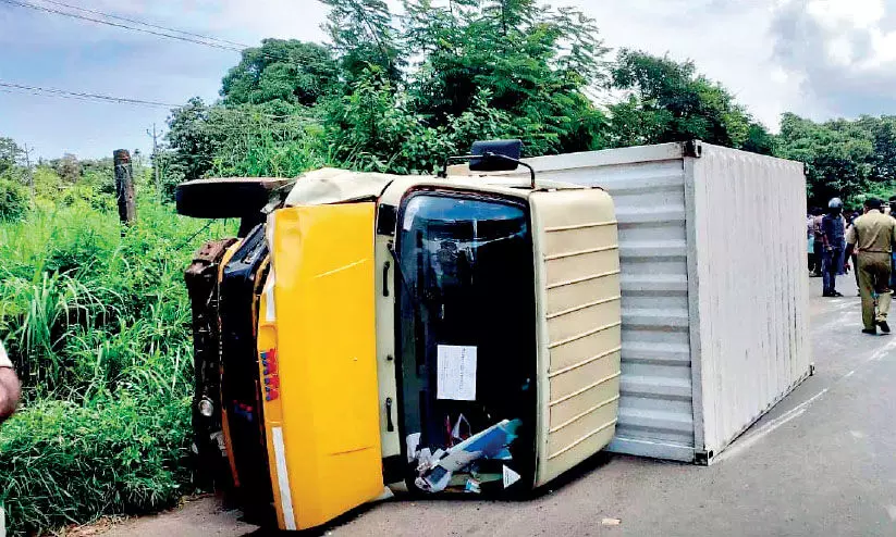 ദേശീയപാതയിൽ അപകടം: ബൈക്ക് യാത്രികന് പരിക്ക് ദേശീയപാതയിൽ അപകടം: ബൈക്ക് യാത്രികന് പരിക്ക്