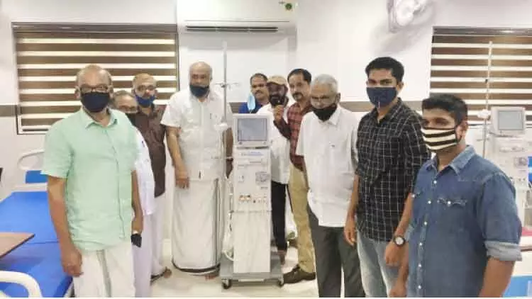 തണൽ ഉള്ള്യേരിക്ക് ഡയാലിസിസ് മെഷീൻ കൈമാറി തണൽ ഉള്ള്യേരിക്ക് ഡയാലിസിസ് മെഷീൻ കൈമാറി