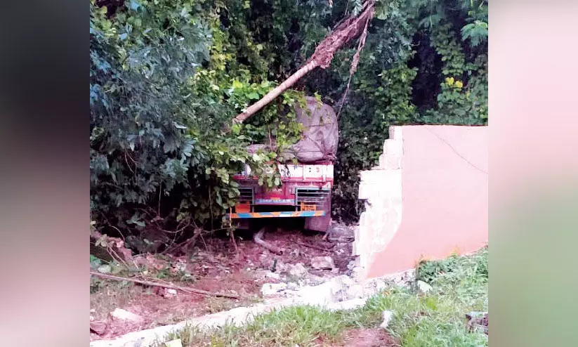 നിയന്ത്രണം വിട്ട ലോറി ക്ഷേത്ര മതിൽക്കെട്ട് തകർത്തു; ആളപായമില്ല നിയന്ത്രണം വിട്ട ലോറി ക്ഷേത്ര മതിൽക്കെട്ട് തകർത്തു; ആളപായമില്ല