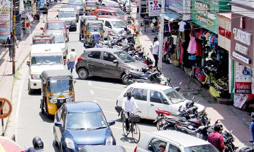അകലമരികിലാക്കി നാടാകെ ഓണപ്പാച്ചിലിൽ അകലമരികിലാക്കി നാടാകെ ഓണപ്പാച്ചിലിൽ