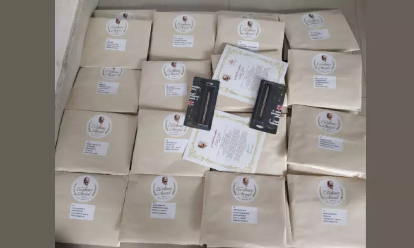 എം.എൽ.എ എക്സലൻസ് അവാർഡ് വീട്ടിലെത്തിച്ച് തുടങ്ങി എം.എൽ.എ എക്സലൻസ് അവാർഡ് വീട്ടിലെത്തിച്ച് തുടങ്ങി