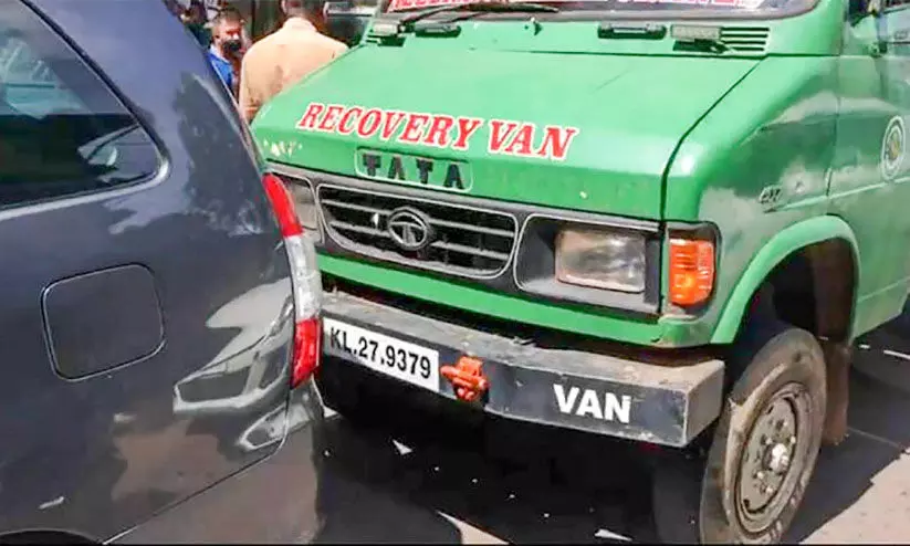 നടുറോഡിൽ കാർ തടഞ്ഞ് ഗുണ്ടാവിളയാട്ടം നടുറോഡിൽ കാർ തടഞ്ഞ് ഗുണ്ടാവിളയാട്ടം