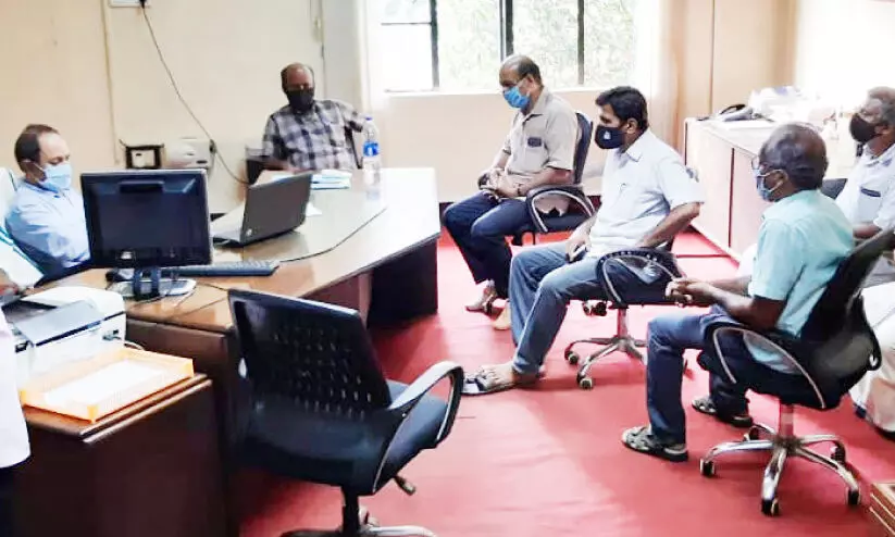 20 മാസം ശമ്പളമില്ല; ഭെൽ ഇ.എം.എൽ എം.ഡി.യെ തടഞ്ഞ് തൊഴിലാളി പ്രതിഷേധം