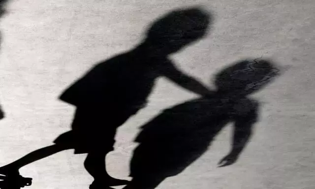 കളിക്കുന്നതിനിടെ തർക്കം; ഏഴു വയസുകാരൻ നാലുവയസുകാരൻെറ കഴുത്തുമുറിച്ചു കളിക്കുന്നതിനിടെ തർക്കം; ഏഴു വയസുകാരൻ നാലുവയസുകാരൻെറ കഴുത്തുമുറിച്ചു