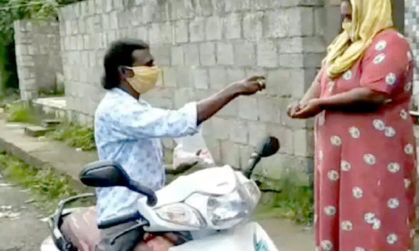 മുച്ചക്ര വാഹനത്തിൽ കോവിഡ് പ്രതിരോധ പ്രവർത്തനവുമായി റഫീഖ് മുച്ചക്ര വാഹനത്തിൽ കോവിഡ് പ്രതിരോധ പ്രവർത്തനവുമായി റഫീഖ്