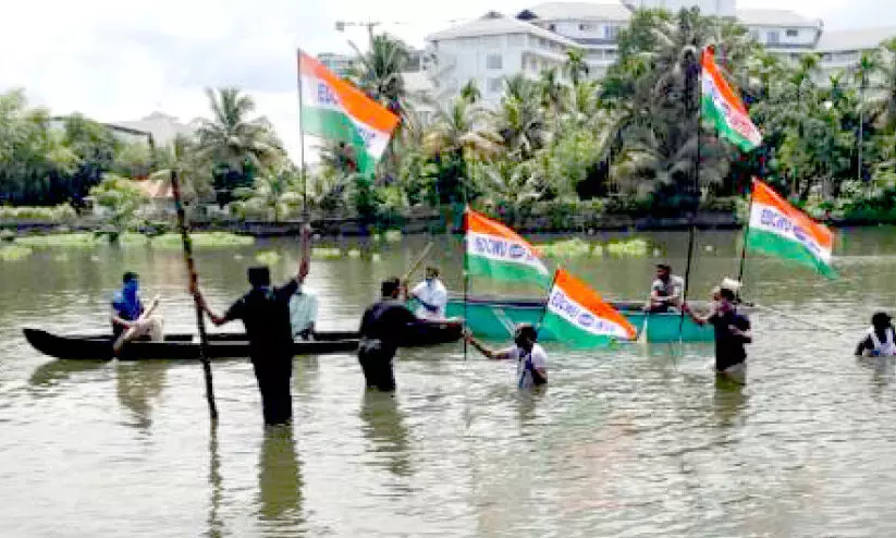 മാലിന്യനീക്കം: കായലിൽ നിൽപ് സമരം നടത്തി മാലിന്യനീക്കം: കായലിൽ നിൽപ് സമരം നടത്തി