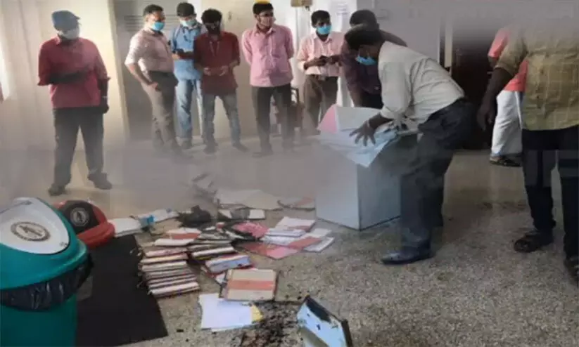 സെക്രട്ടറിയേറ്റിൽ തീപിടിത്തം; ഫയലുകൾ കത്തി നശിച്ചു, സംഘർഷാവസ്​ഥ