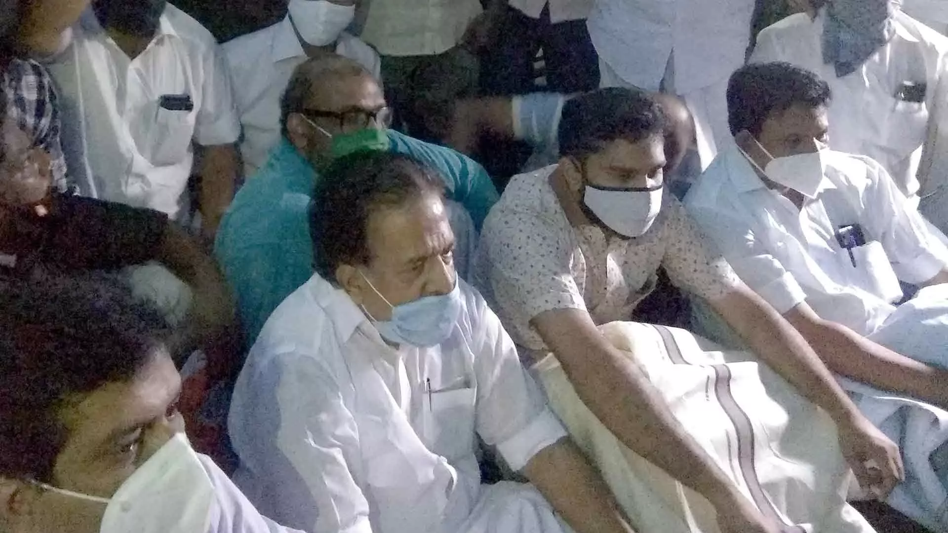 സുരേന്ദ്രനും ശിവകുമാറിനും എതിരെ കേസ്