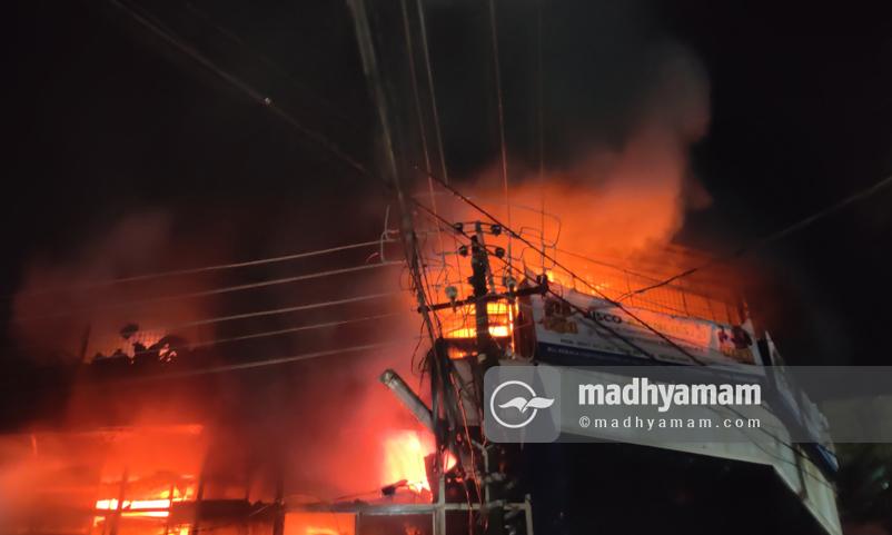 കോഴിക്കോട് മൂന്നുനില കെട്ടിടത്തിന് തീപിടിച്ചു കോഴിക്കോട് മൂന്നുനില കെട്ടിടത്തിന് തീപിടിച്ചു