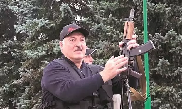 രാജിക്കായി പതിനായിരങ്ങളുടെ പ്രക്ഷോഭം; തോക്കേന്തി കോപ്​ടറിൽ ​കറങ്ങി പ്രസിഡൻറ്​