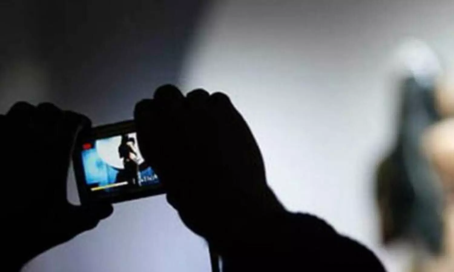 വൈ​വാ​ഹി​ക വെ​ബ്​​സൈ​റ്റു​ക​ളി​ല്‍നി​ന്ന്​ ഫോ​ണ്‍ന​മ്പ​ര്‍ ശേ​ഖ​രി​ച്ച്​ ഹ​ണി ട്രാ​പ്; യു​വ​തി അ​റ​സ്​​റ്റി​ല്‍