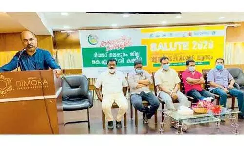 സ​ന്ന​ദ്ധ പ്ര​വ​ർ​ത്ത​ക​രെ മ​ല​പ്പു​റം ജി​ല്ല കെ.​എം.​സി.​സി ആ​ദ​രി​ച്ചു