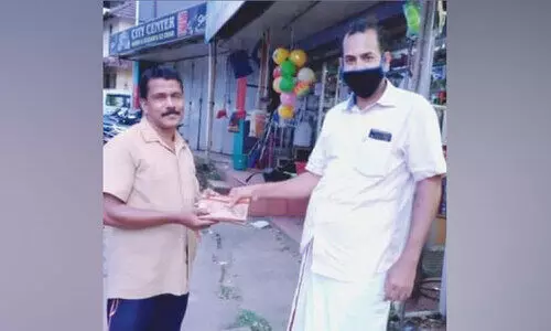 വീണുകിട്ടിയ പണവും സ്വർണവും തിരികെ നൽകി ഒാ​േട്ടാ ഡ്രൈവർ