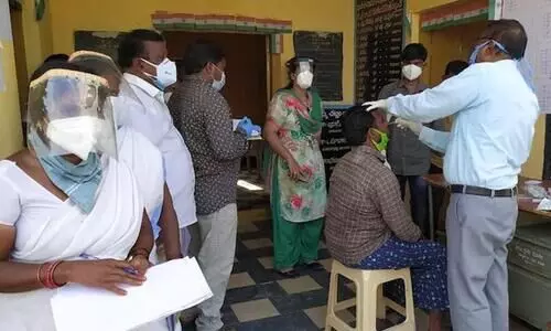 പെൻഷൻ വിതരണത്തിനെത്തിയാൾക്ക്​ കോവിഡ്​; 100ഒാളം പേർക്ക് സമ്പർക്കത്തിലൂടെ​ രോഗബാധ