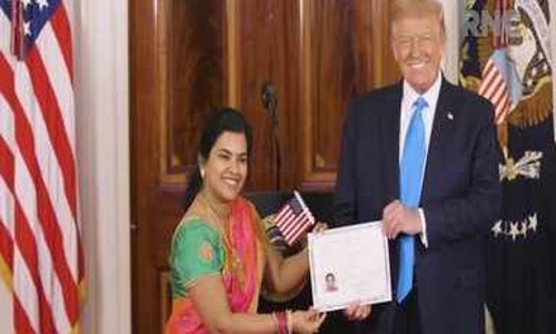 വൈറ്റ്​ ഹൗസിലെ അപൂർവ്വ ചടങ്ങിൽ ട്രംപിൽ നിന്നും യു.എസ്​ പൗരത്വം ഏറ്റുവാങ്ങി ഇന്ത്യൻ എഞ്ചീനിയർ