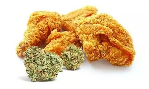 ക്വാറൻറീനിൽ കഴിയുന്ന ആൾക്ക് ബ്രോസ്റ്റിനുള്ളിൽ കഞ്ചാവ് എത്തിച്ചു; മൂന്നു പേർക്കെതിരെ കേസ്​