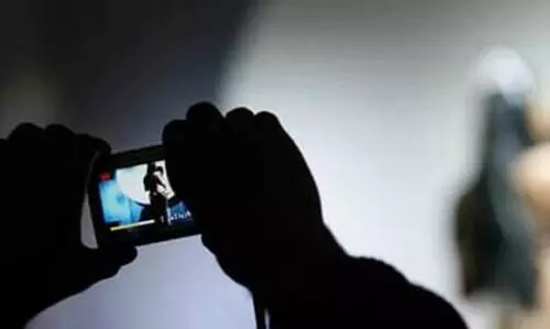 മു​ഖ്യ​മ​ന്ത്രി​യു​ടെ പി.​എ ഹ​ണി​ട്രാ​പ്പി​ൽ; ഔ​ദ്യോ​ഗി​ക രേ​ഖ​ക​ൾ ചോ​ർ​ന്നു