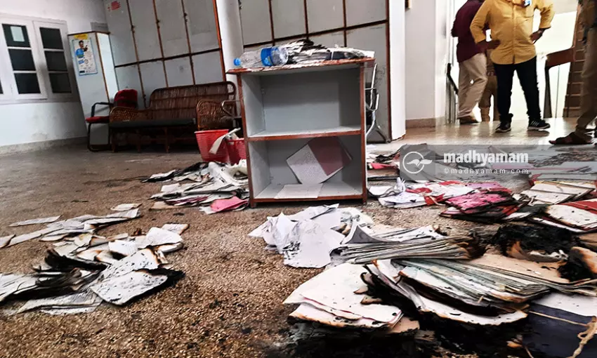 സെക്രേട്ടറിയറ്റിലെ തീപിടിത്തത്തിൽ നശിച്ച ഫയലുകൾ സെക്രേട്ടറിയറ്റിലെ തീപിടിത്തത്തിൽ നശിച്ച ഫയലുകൾ