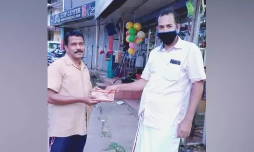 വീണുകിട്ടിയ പണവും സ്വർണവും തിരികെ നൽകി ഒാേട്ടാ ഡ്രൈവർ വീണുകിട്ടിയ പണവും സ്വർണവും തിരികെ നൽകി ഒാേട്ടാ ഡ്രൈവർ