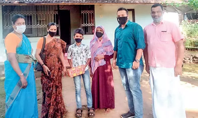 നഷ്ടപ്പെട്ട പണം തിരിച്ചുനൽകിയ ഒമ്പതാം ക്ലാസുകാരനെ അനുമോദിച്ചു നഷ്ടപ്പെട്ട പണം തിരിച്ചുനൽകിയ ഒമ്പതാം ക്ലാസുകാരനെ അനുമോദിച്ചു