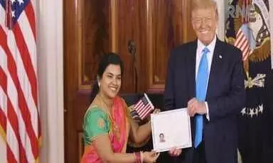 വൈറ്റ്​ ഹൗസിലെ അപൂർവ്വ ചടങ്ങിൽ ട്രംപിൽ നിന്നും യു.എസ്​ പൗരത്വം ഏറ്റുവാങ്ങി ഇന്ത്യൻ എഞ്ചീനിയർ