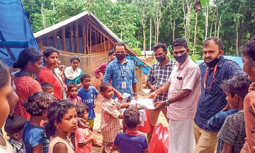 പ്രാക്തന ഗോത്ര വിദ്യാർഥികൾക്ക് ഓണക്കോടിയുമായി സമഗ്രശിക്ഷ കേരളം