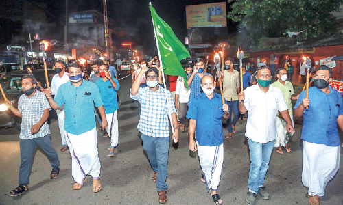 യൂ​ത്ത് ലീ​ഗ് മ​ല​പ്പു​റം മു​നി​സി​പ്പ​ൽ ക​മ്മി​റ്റി കു​ന്നു​മ്മ​ലി​ൽ ന​ട​ത്തി​യ പ​ന്തം​കൊ​ളു​ത്തി പ്ര​തി​ഷേ​ധം